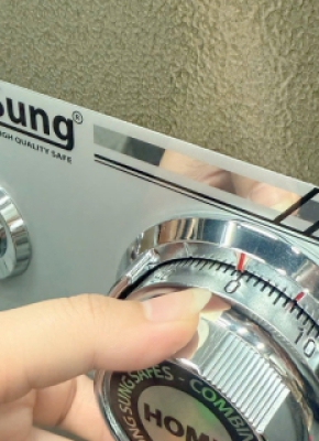 Hướng dẫn sử dụng và đổi mã két sắt khóa cơ đổi mã